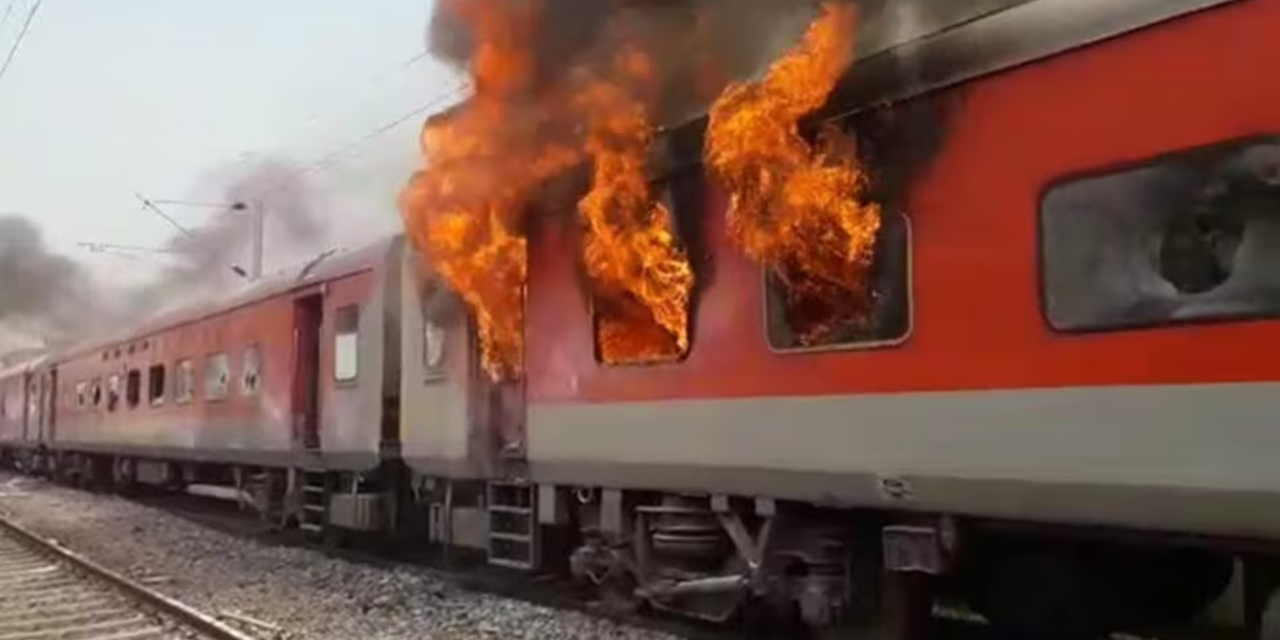 सिरफरे ने ट्रेन में लगाई ईनाम – ट्रेन में शख्स ने पेट्रोल डाल तीन लोगों को जिंदा फूंका, केरल हादसे में पुलिस को टेरर एंगल का शक